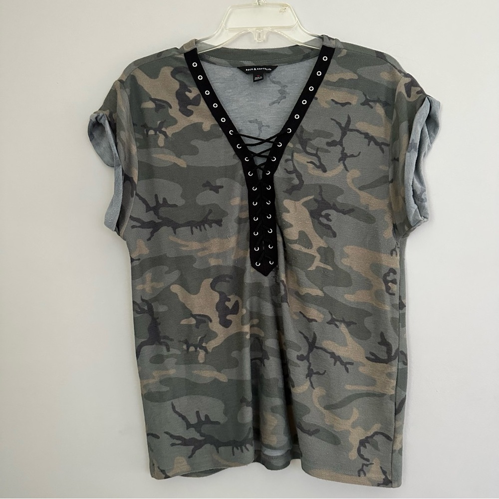 Rock & Republic Camouflage Camp Army Lace Up Short Sleeve medium tshirt